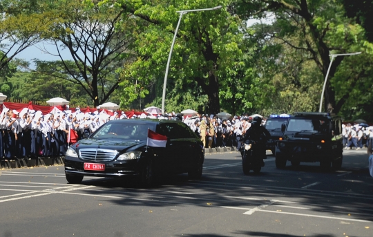 Barisan pelajar sambut kedatangan PM China di Istana Bogor