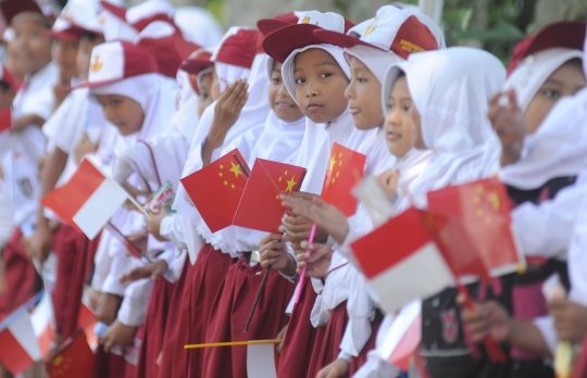 Barisan pelajar sambut kedatangan PM China di Istana Bogor