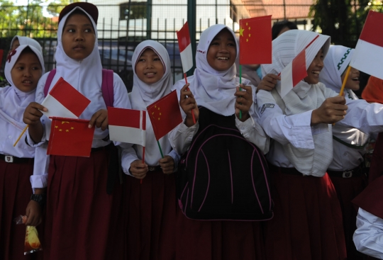 Barisan pelajar sambut kedatangan PM China di Istana Bogor