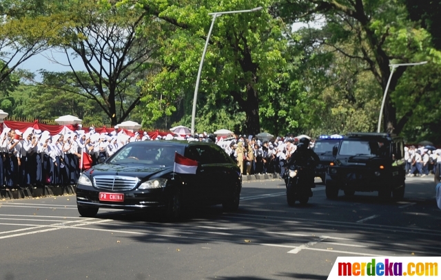 Foto : Barisan pelajar sambut kedatangan PM China di 
