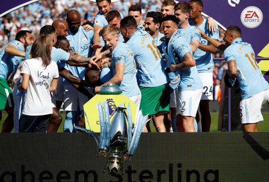 Momen trofi Liga Inggris milik Manchester City jatuh dari podium