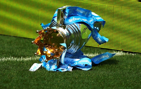 Momen trofi Liga Inggris milik Manchester City jatuh dari podium
