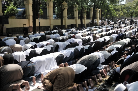 Massa HTI laksanakan salat Zuhur berjemaah di luar Gedung PTUN