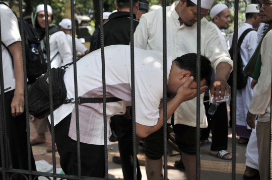 Massa HTI laksanakan salat Zuhur berjemaah di luar Gedung PTUN