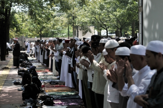 Massa HTI laksanakan salat Zuhur berjemaah di luar Gedung PTUN