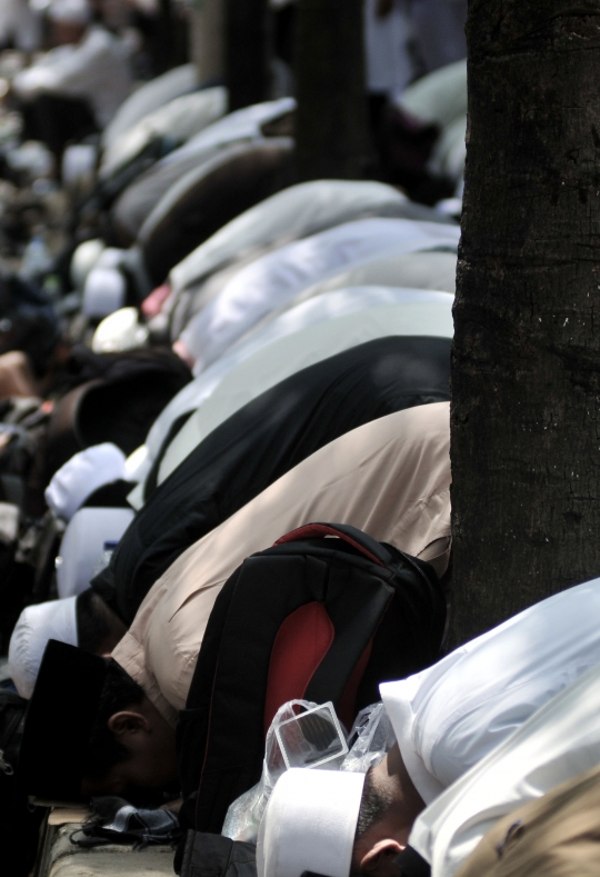 Massa HTI laksanakan salat Zuhur berjemaah di luar Gedung PTUN