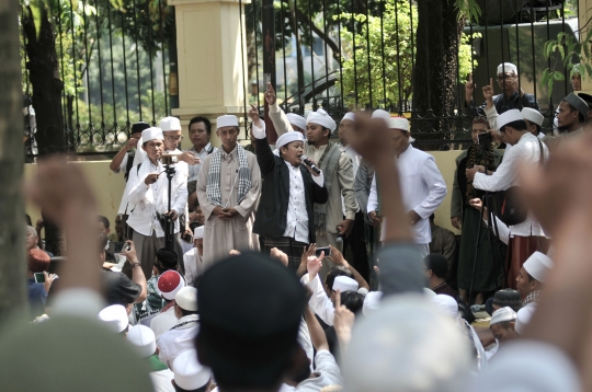 Gugatan ditolak, massa HTI sujud syukur di luar Gedung PTUN