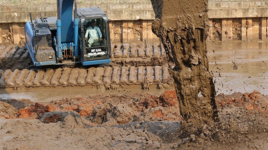 Tambah daya tampung, Setu Babakan dikeruk