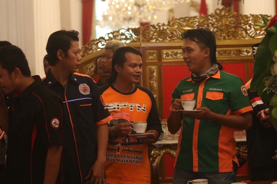 Antusiasme sopir truk sarapan di Istana