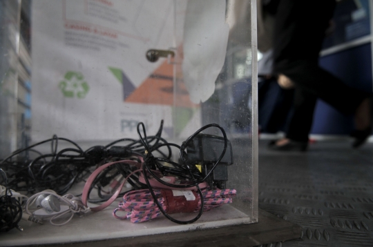 Halte Transjakarta kini sediakan kotak penampung sampah elektronik