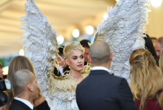 Gaya Katy Perry bersayap bak 'malaikat' di Met Gala 2018
