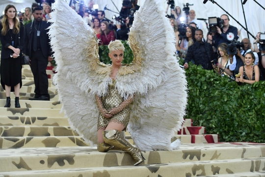 Gaya Katy Perry bersayap bak 'malaikat' di Met Gala 2018
