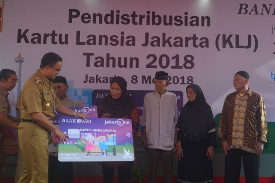 Anies Baswedan bagi-bagi 12 ribu Kartu Lansia Jakarta