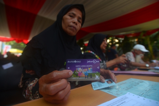 Anies Baswedan bagi-bagi 12 ribu Kartu Lansia Jakarta