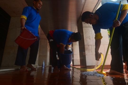 Jelang Ramadan, Masjid Istiqlal dibersihkan