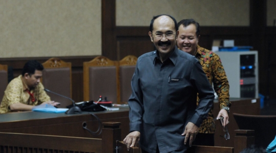 Fredrich Yunadi tebar senyuman jelang sidang lanjutan