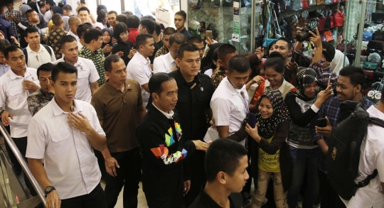 Ini gaya Jokowi pakai jaket hitam saat kunjungi mal di Riau