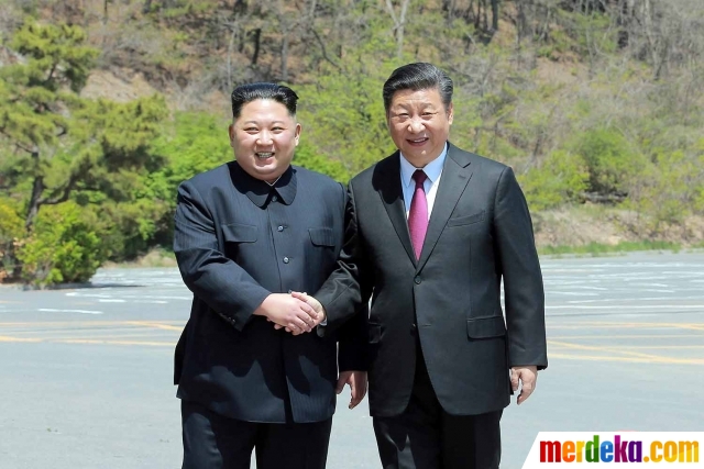 Foto : Kemesraan Xi Jinping ajak Kim Jong-un jalan-jalan 