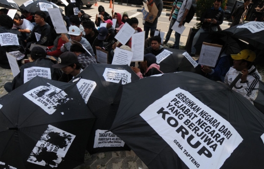Bawa payung hitam, aktivis tuntut pelaku suap diadili di KPK