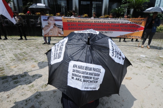 Bawa payung hitam, aktivis tuntut pelaku suap diadili di KPK