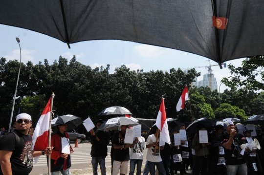 Bawa payung hitam, aktivis tuntut pelaku suap diadili di KPK