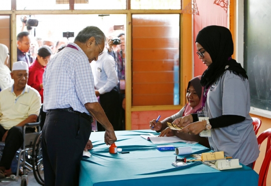 Nyoblos, Mahathir Mohamad jadi pusat bidikan kamera warga