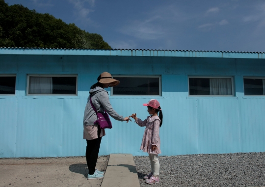 Foto bergaya ala Kim Jong-un dan Moon Jae-in jadi tren di Korsel