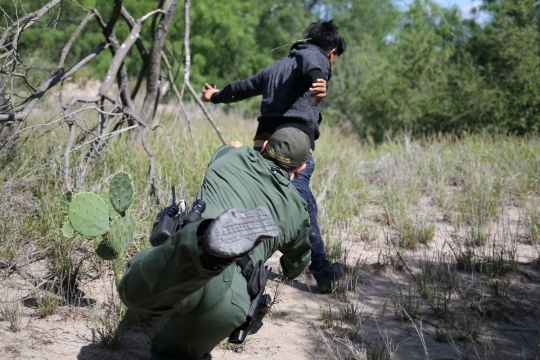 Aksi imigran gelap kucing-kucingan dengan polisi perbatasan AS