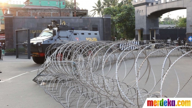 Foto : Kawat berduri kelilingi Gerbang Mako Brimob Kelapa ...