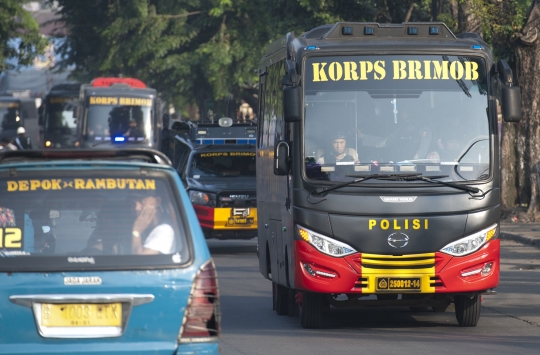 Iring-iringan bus narapidana terorisme menuju Nusakambangan