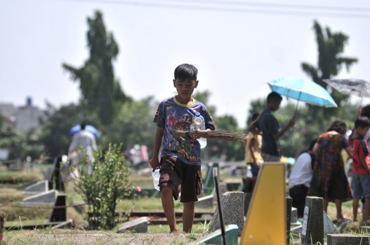 Berkah tradisi ziarah jelang Ramadan bagi anak-anak pembersih makam