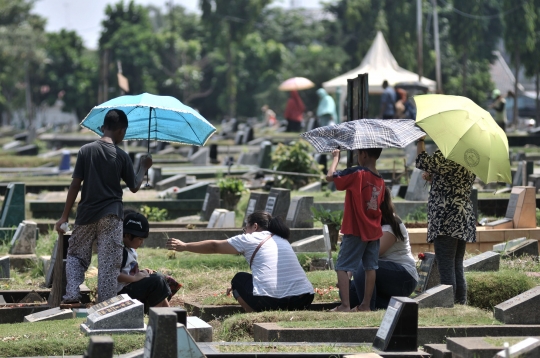 Berkah tradisi ziarah jelang Ramadan bagi anak-anak pembersih makam