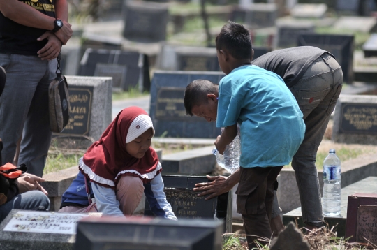 Berkah tradisi ziarah jelang Ramadan bagi anak-anak pembersih makam