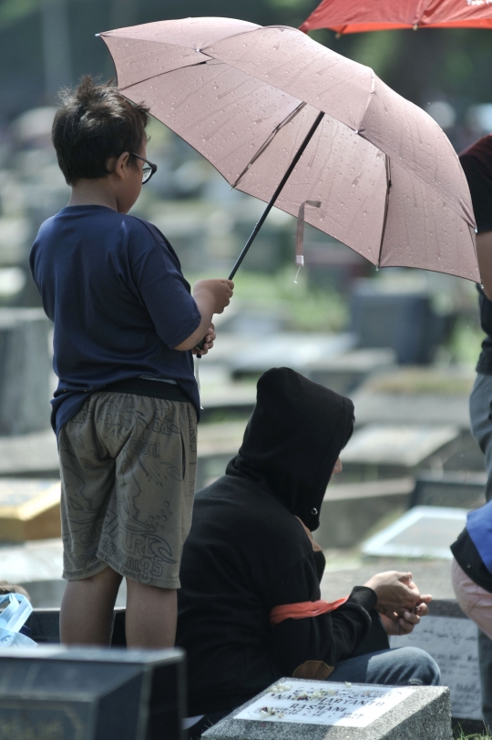 Berkah tradisi ziarah jelang Ramadan bagi anak-anak pembersih makam