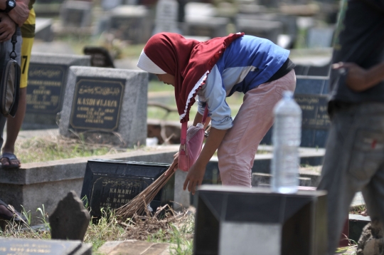 Berkah tradisi ziarah jelang Ramadan bagi anak-anak pembersih makam