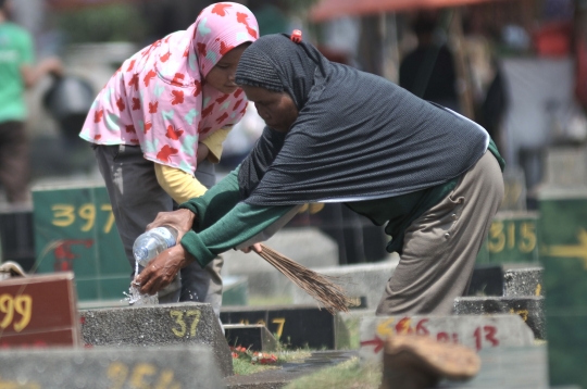 Berkah tradisi ziarah jelang Ramadan bagi anak-anak pembersih makam