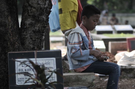 Berkah tradisi ziarah jelang Ramadan bagi anak-anak pembersih makam