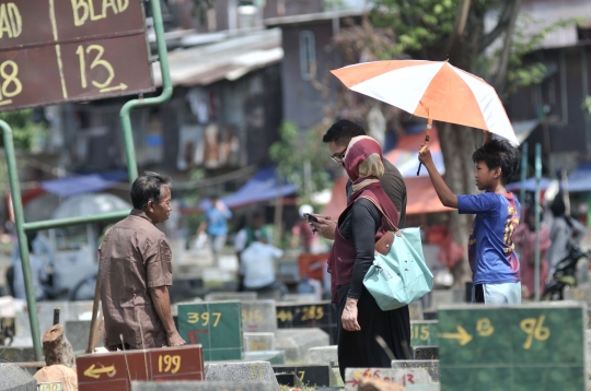 Berkah tradisi ziarah jelang Ramadan bagi anak-anak pembersih makam