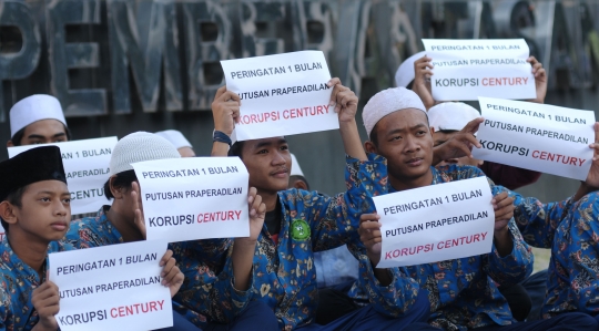 Peringati vonis praperadilan kasus Century, MAKI tumpengan di KPK