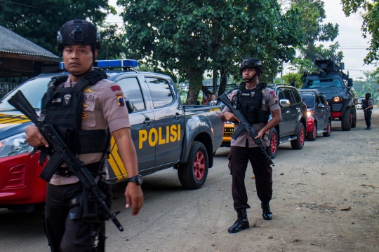 Ketatnya penjagaan bus napi terorisme saat menyeberang ke Nusakambangan