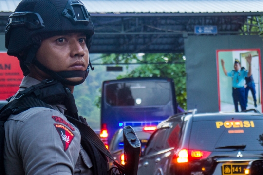 Ketatnya penjagaan bus napi terorisme saat menyeberang ke Nusakambangan