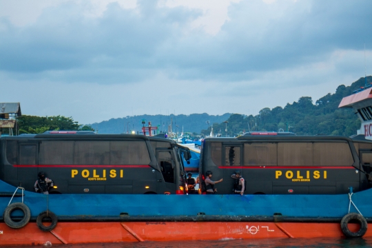 Ketatnya penjagaan bus napi terorisme saat menyeberang ke Nusakambangan