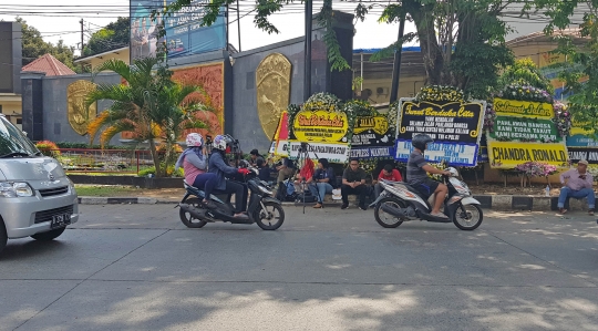 Puluhan karangan bunga hiasi Mako Brimob