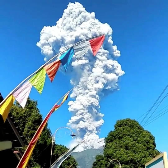 Penampakan letusan Gunung Merapi yang semburkan abu hingga 5.000 meter