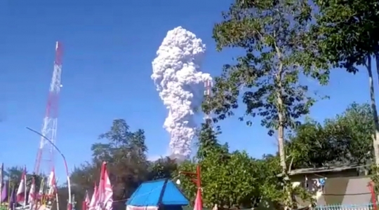 Penampakan letusan Gunung Merapi yang semburkan abu hingga 5.000 meter