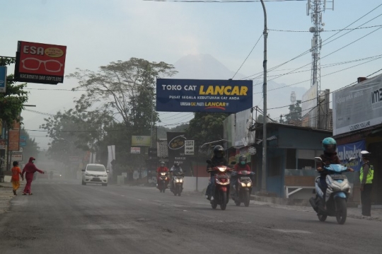 Penampakan letusan Gunung Merapi yang semburkan abu hingga 5.000 meter