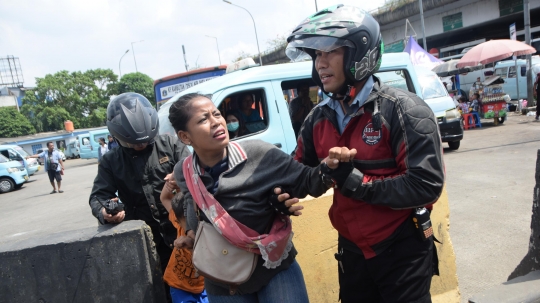 Ibu dan anak ini meronta saat terjaring razia PMKS jelang Ramadan