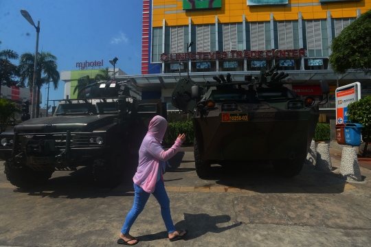 Kendaraan lapis baja TNI disiagakan di pertokoan Glodok