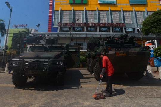 Kendaraan lapis baja TNI disiagakan di pertokoan Glodok