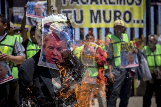 Protes kebijakan anti-imigran, warga Meksiko bakar boneka Donald Trump